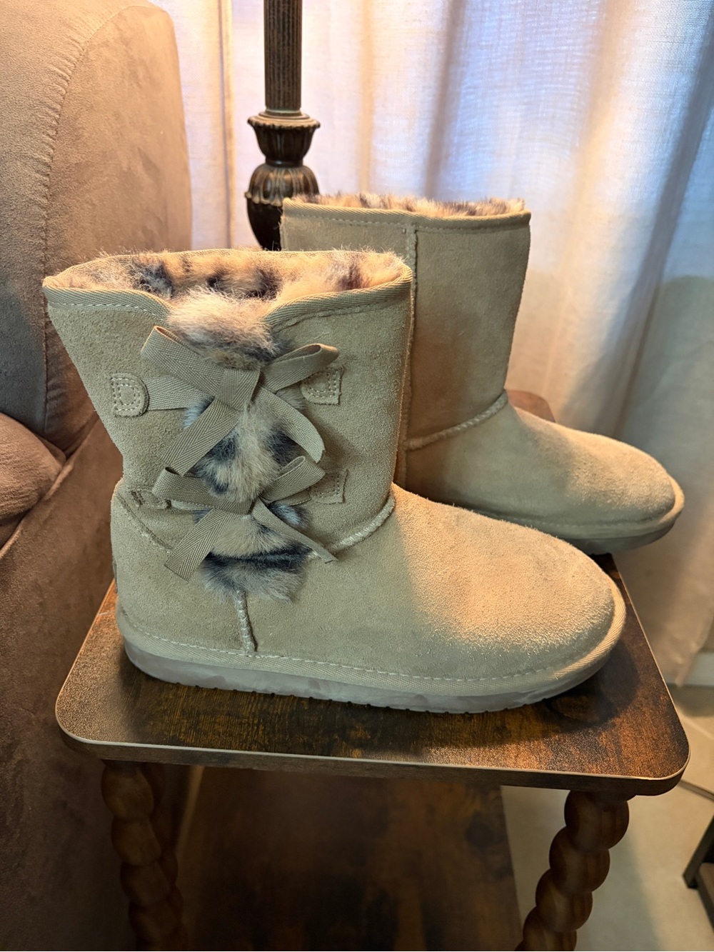EUC Koolaburra by UGG Victoria Short Suede Tan Boots with side bow accents! 💛
